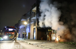 Scootmobiel in brand gestoken tegen gevel; woningen ontruimd Oostblok Delft