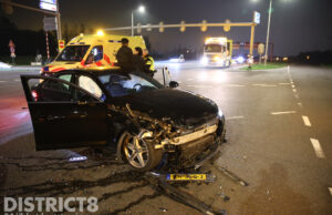 Veel schade na aanrijding tussen twee auto’s Laan van Delfvliet Den Haag