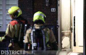 Flinke schade na explosie bij voordeur van woning Chicagostraat Den Haag