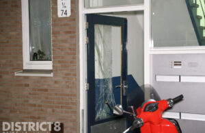 Man trap portiekdeur in en sticht brand Beverweerdstraat Den Haag