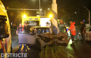 Gewonden nadat auto tegen paal klapt, lachgasflessen aangetroffen Neherkade Den Haag