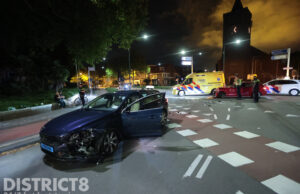 Veel schade en kruispunt afgesloten na aanrijding Poortlandplein Delft
