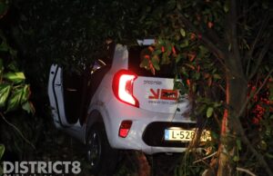 Automobilist knalt rechtdoor over kruispunt; belandt in tuin Molenlaan Honselersdijk
