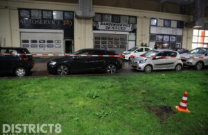 Explosie richt flinke schade aan bij toegangsdeur van garage Neherkade Den Haag