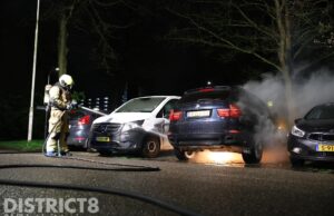 Geparkeerde auto en busje verwoest door brand Dunantstraat Zoetermeer