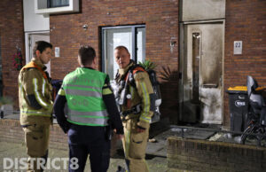 Veel schade aan voordeur na nachtelijke explosie Orlandostraat Den Haag