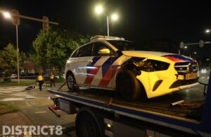 Politieagent botst met flinke snelheid op verkeerslicht Veluweplein Den Haag