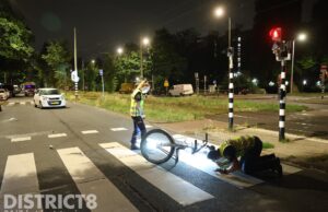 Fietser zwaargewond na botsing met auto Loevesteinlaan Den Haag