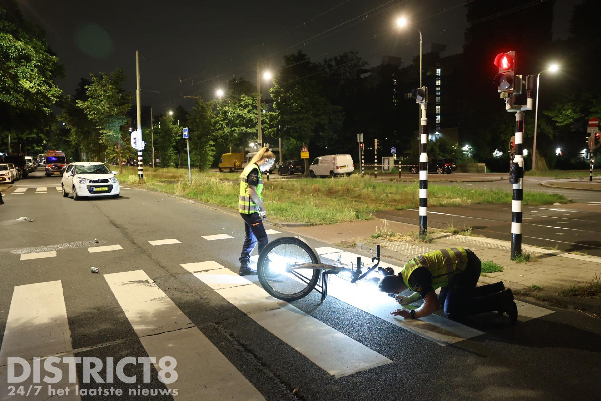 Fietser ernstig gewond na botsing met auto Loevesteinlaan Den Haag