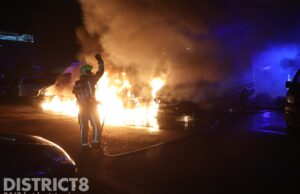 Drie bestelbussen uitgebrand; mogelijk brandstichting Van der Kunstraat Den Haag