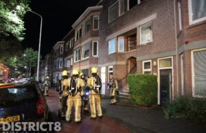Stoep bezaaid met glas na explosie in portiekwoning Kamperfoeliestraat Den Haag
