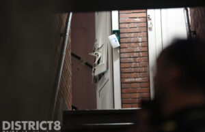 Veel schade na explosie in portiekwoning Loenensestraat Den Haag