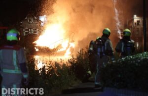 Plezierjacht volledig in de brand Leidsekade Leidschendam