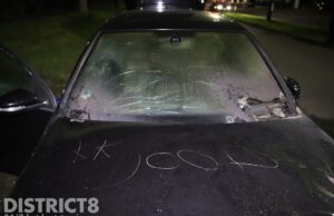 Geparkeerde auto bekrast en in brand gestoken Melis Stokelaan Den Haag