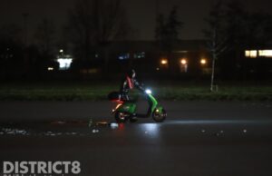 Heren op deelscooter zakken door ijsbaan en vluchten Zwembadpad Delft