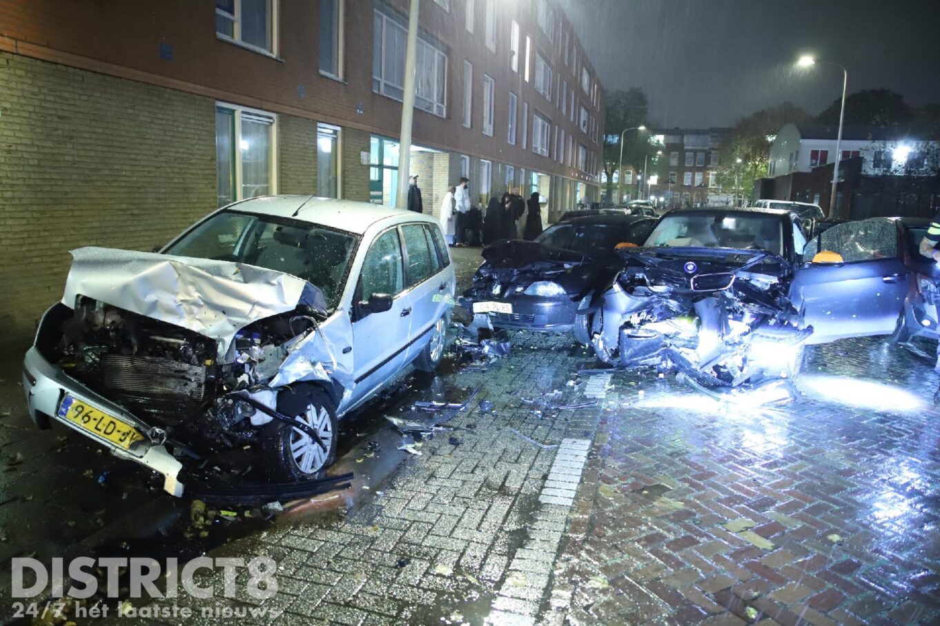 Vluchtende automobilist veroorzaakt ravage Van der Neerstraat Den Haag