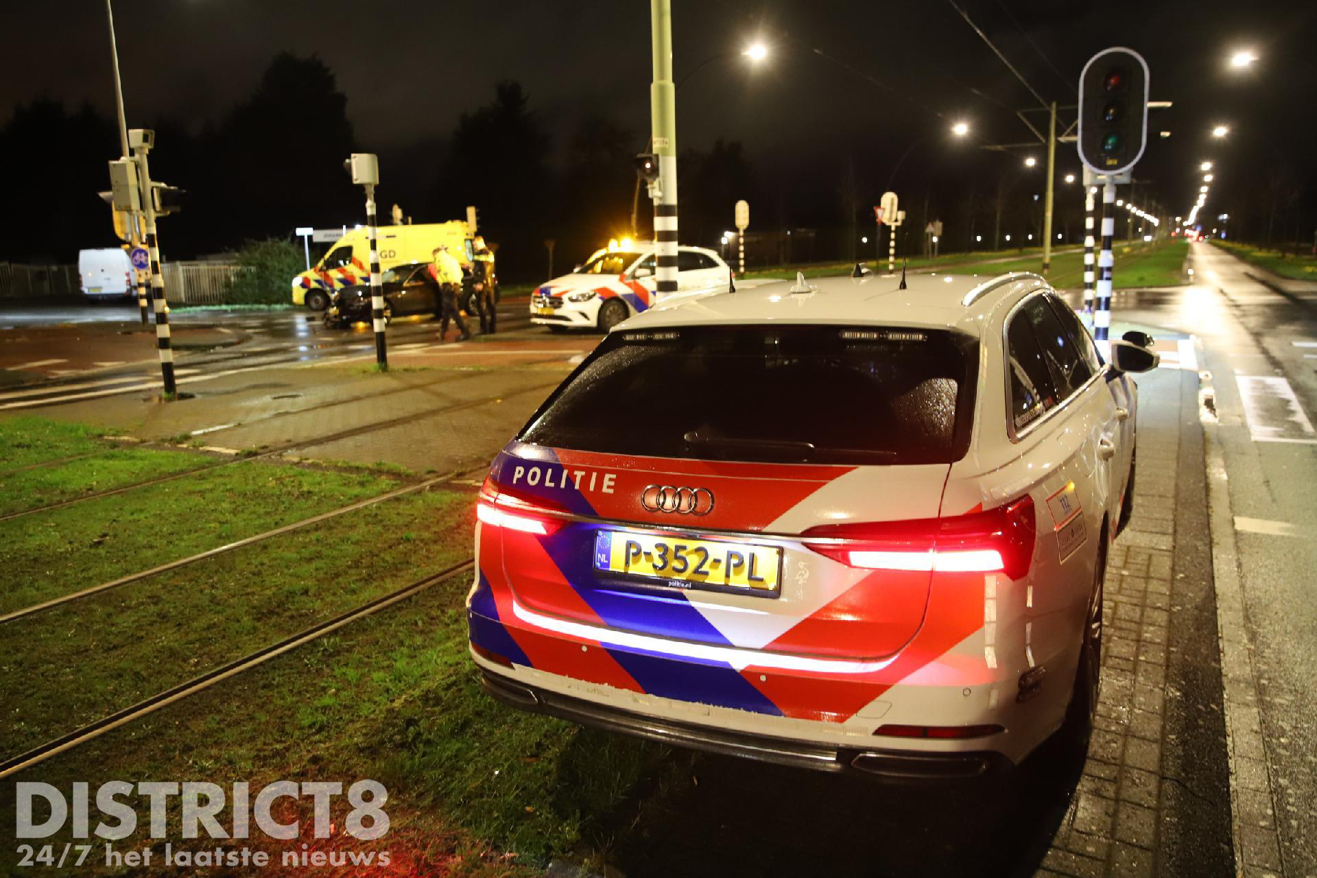 Grote schade na botsing tussen personenauto’s Laan van Wateringseveld Den Haag