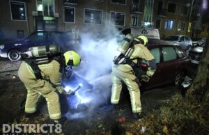 Geparkeerde auto gaat in vlammen op door brandstichting Moerweg Den Haag