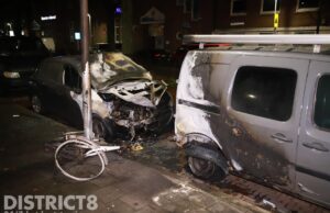 Twee voertuigen in brand door zwaar vuurwerk s-Gravenzandelaan Den Haag