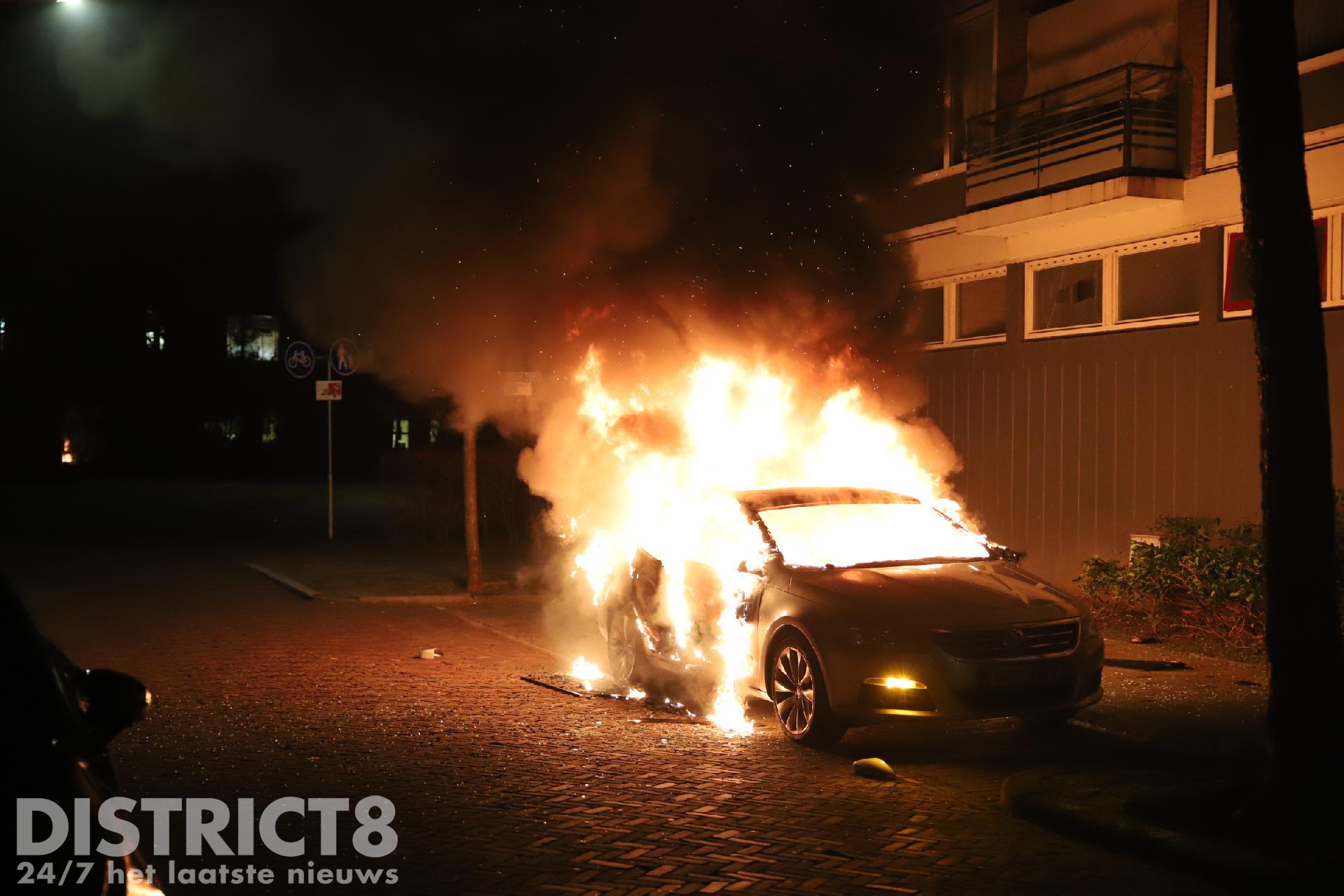Geparkeerde auto total-loss na brand Troelstralaan Delft