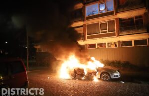 Geparkeerde auto total-loss na brand Troelstralaan Delft