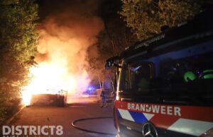 Vlammenzee na brand in stapel kunstgras matten Madesteinweg Den Haag