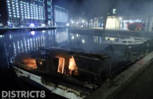 Plezierjacht in brand langs Leeghwaterplein Den Haag