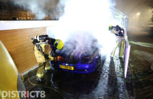 Opnieuw auto in brand gestoken bij zelfde woonboot Soestdijksekade Den Haag