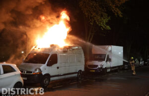 Bestelbus en auto in brand gestoken Melis Stokelaan Den Haag