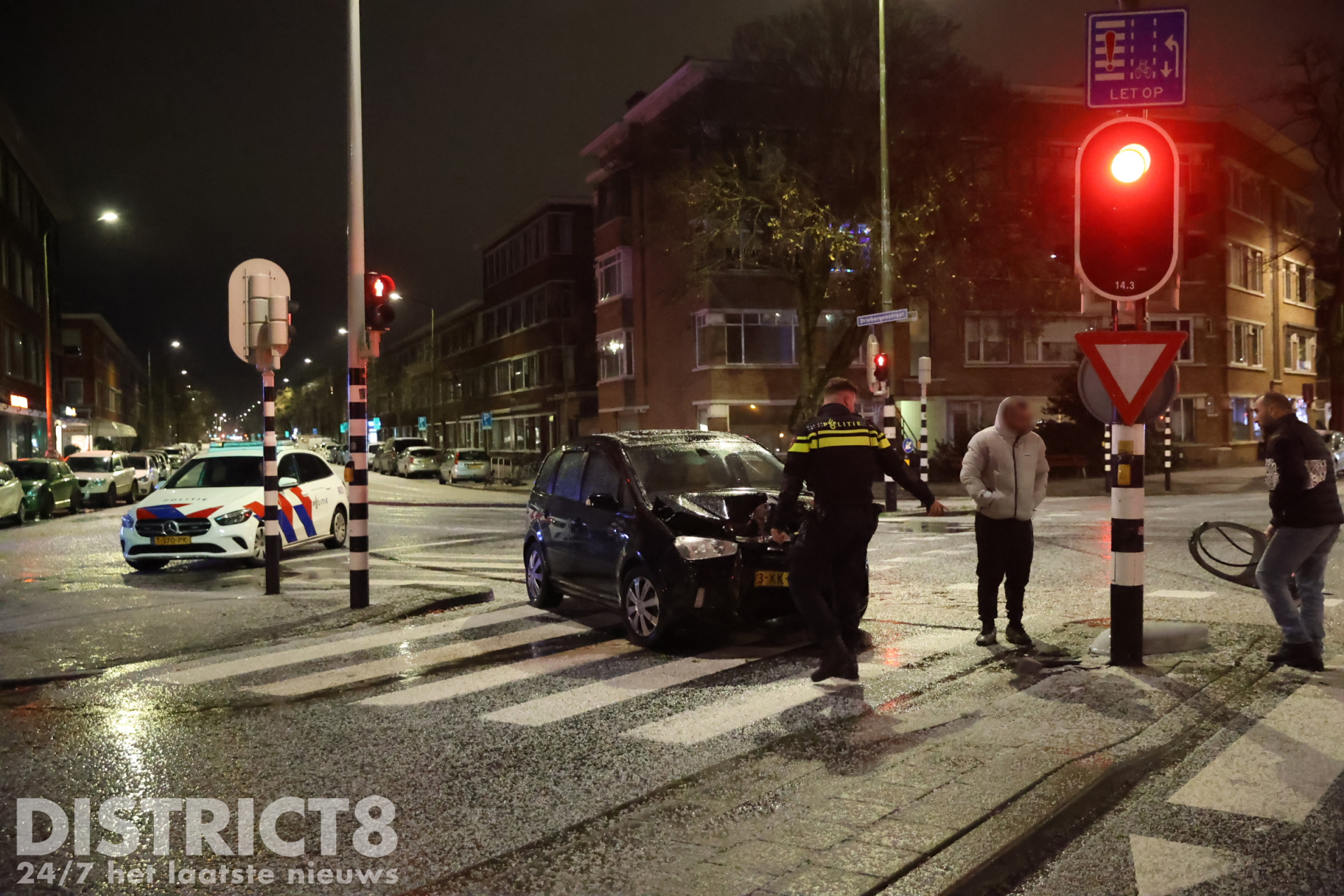 Alcomobilist schat gladheid door hagel verkeerd in en ramt lichtmast Vreeswijkstraat Den Haag