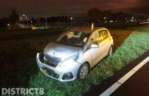 Bestuurster knalt achterop busje; belandt tientallen meters verder in het gras N211 Wateringen