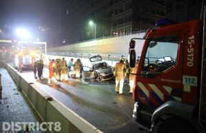 Automobilist klapt tegen RIMOB; bestuurder met spoed vervoerd A12 Den Haag