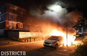 Twee geparkeerde auto’s zwaar beschadigd door brand Van der Horststraat Delft