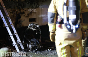 Vier gewonden na felle brand onder fietsenstalling Dorpsstraat Schipluiden