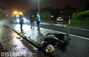 Dronken scooterrijder raakt stoeprand en valt Emmastraat Monster