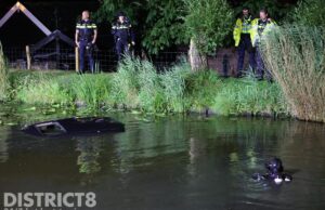 Voertuig raakt te water; brandweer zoekt naar inzittenden Oostgaag Maasland