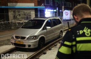 Automobilist eindigt op tramrails; bestuurder spoorloos Lorentzplein Den Haag