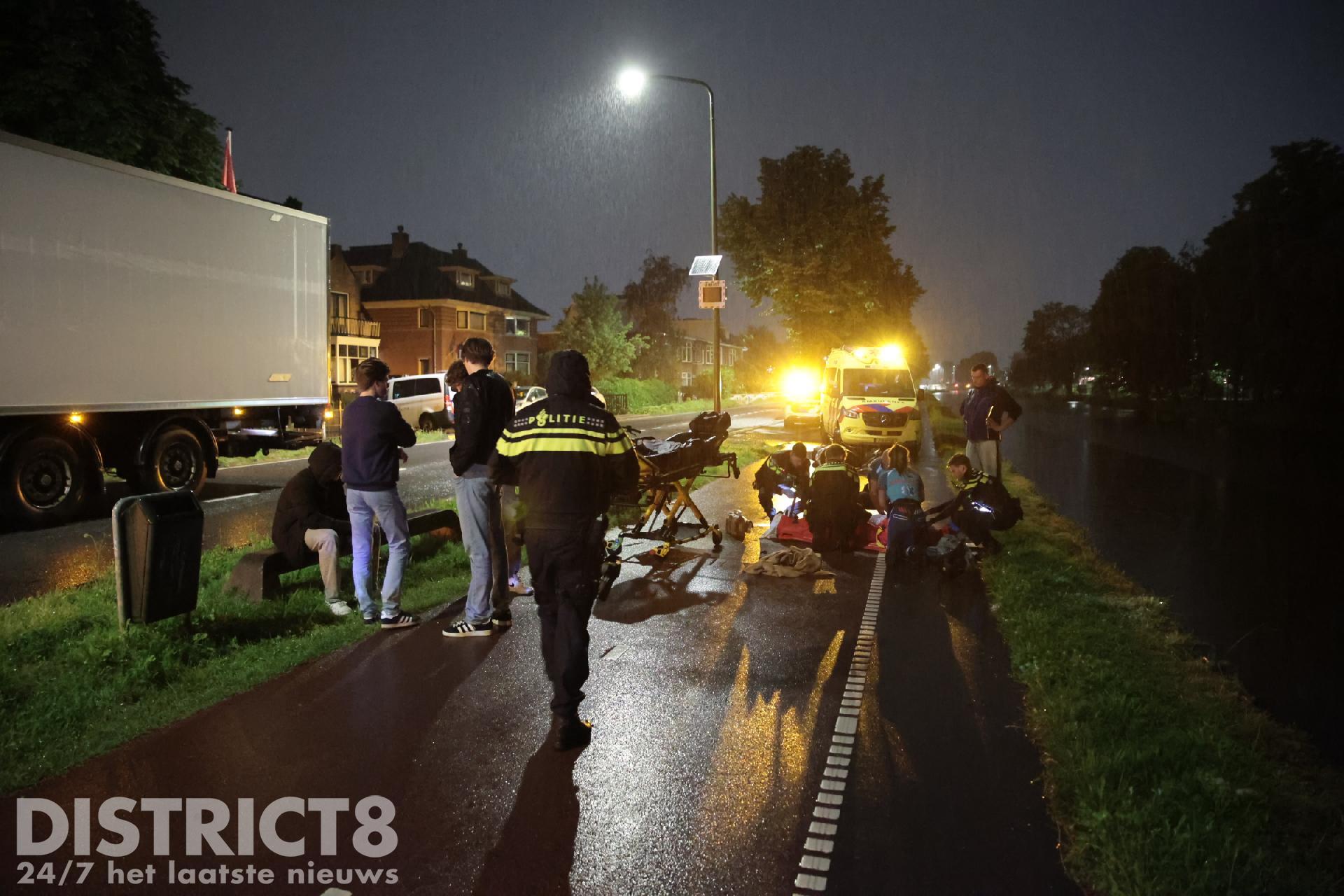 Scooterbestuurder ernstig gewond na botsing met fietser op Westvlietweg Den Haag