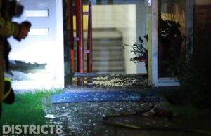 Flinke schade aan portiek na explosie met zwaar vuurwerk 3e Eeldepad Den Haag