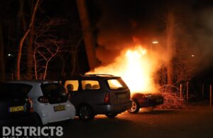 Twee auto’s zwaar beschadigd door brandstichting Mozartlaan Delft
