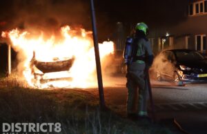 Geparkeerd busje gaat volledig in vlammen op Tibetstraat Delft