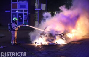 Geparkeerde auto volledig verwoest door brand Troelstralaan Delft