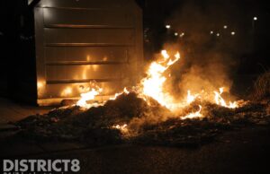 Stapel papier in brand naast afvalcontainer Fonteynenburghlaan Voorburg