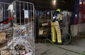 Politie neemt fles wasbenzine mee na brandstichting Troelstralaan Delft