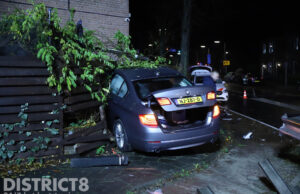 Dronken automobilist rijdt tuin in en richt ravage aan Jan Barendselaan Poeldijk