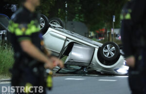 Auto op z’n kop na aanrijding met taxi Binckhorstlaan Den Haag