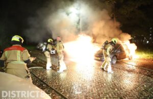 Weer raak in Delft: geparkeerde auto’s in brand na explosie Cesar Franckstraat Delft