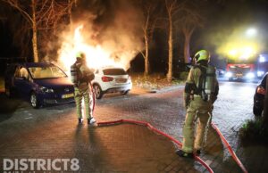Geparkeerde auto gaat volledig in vlammen op Schimmelweg Den Haag