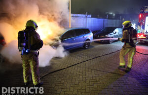 Auto zwaar beschadigd na brand Uranusstraat Den Haag