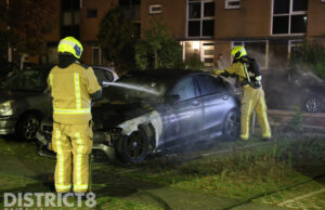 Geparkeerde auto gaat in vlammen op Gietenstraat Den Haag